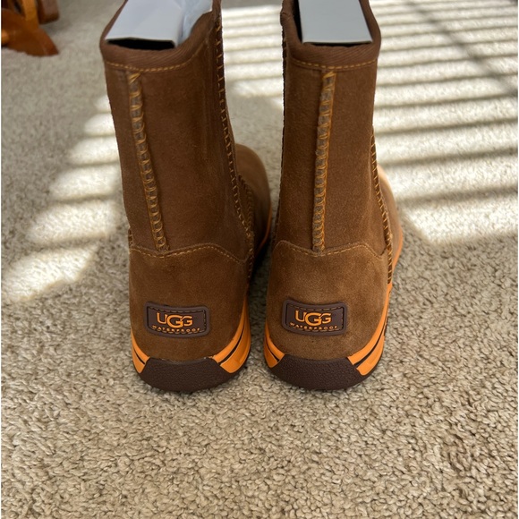 Ugg Kids Lynden Boots - Picture 2 of 3
